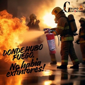 Técnico revisando extintor